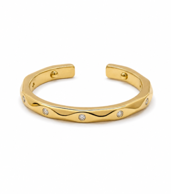 A delicate stone-set ring with a youthful and feminine sparkle.