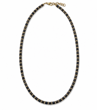 — A refined pearl necklace with a deep black tone for timeless sophistication.