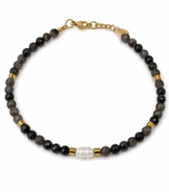 — A sophisticated bracelet featuring dark pearls for an elegant, mysterious finish.